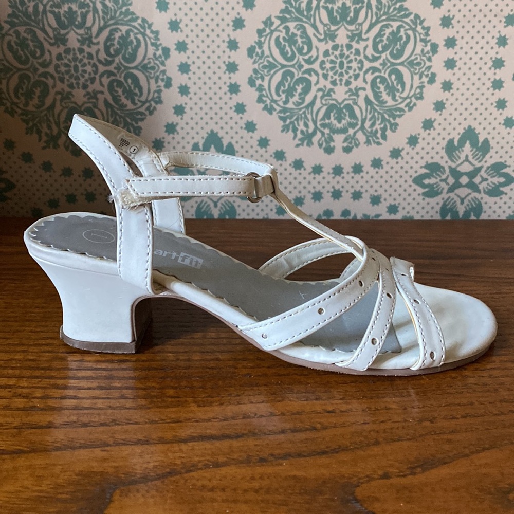 White sandal dress shoes, Size 1 ๐ท - Picture 3 of 8